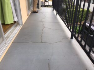 現地調査で確認したベランダ床のひび割れ