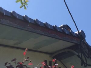 塗膜の剥がれが見られる破風板と軒天まわり
