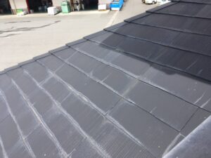 表面の色あせと劣化が見られる屋根材
